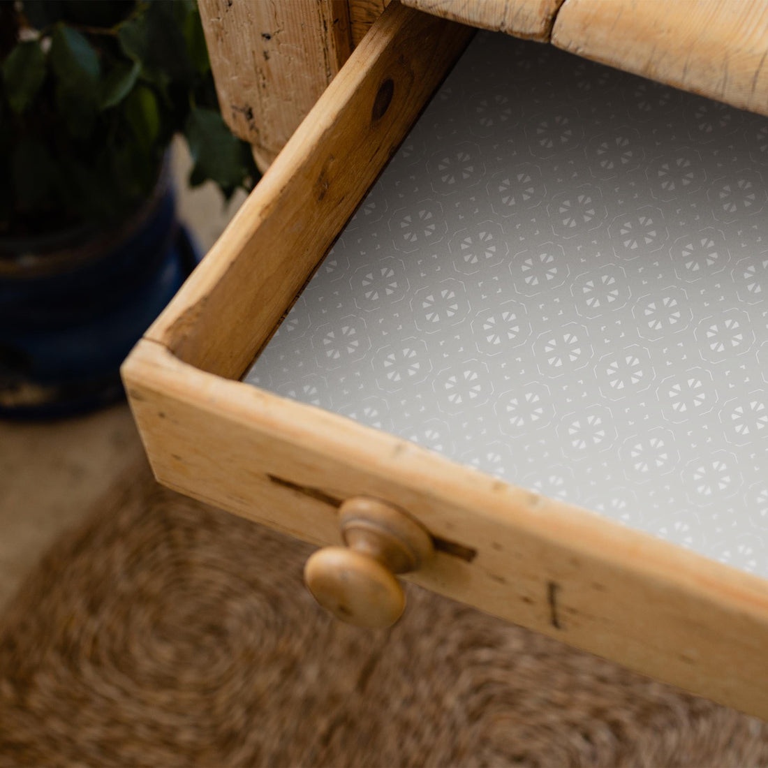 THE MASTER HERBALIST Scented Drawer Liners Lavender & Neem Oil LAVENDER & NEEM OIL Scented Drawer Liners in SOFT GREY