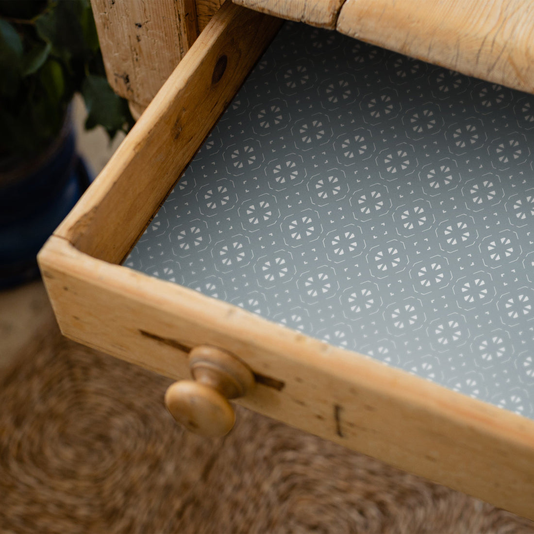 THE MASTER HERBALIST Scented Drawer Liners Fresh Linen FRESH LINEN Scented Drawer Liners in a DUSK BLUE