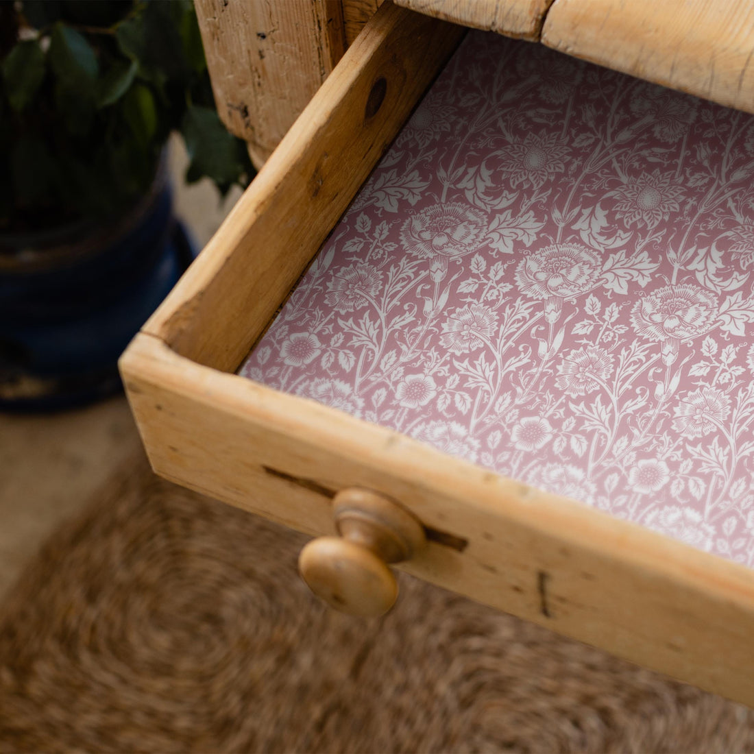 THE MASTER HERBALIST Scented Drawer Liners Rose ROSE SCENTED Drawer Liners in PINK William Morris Design