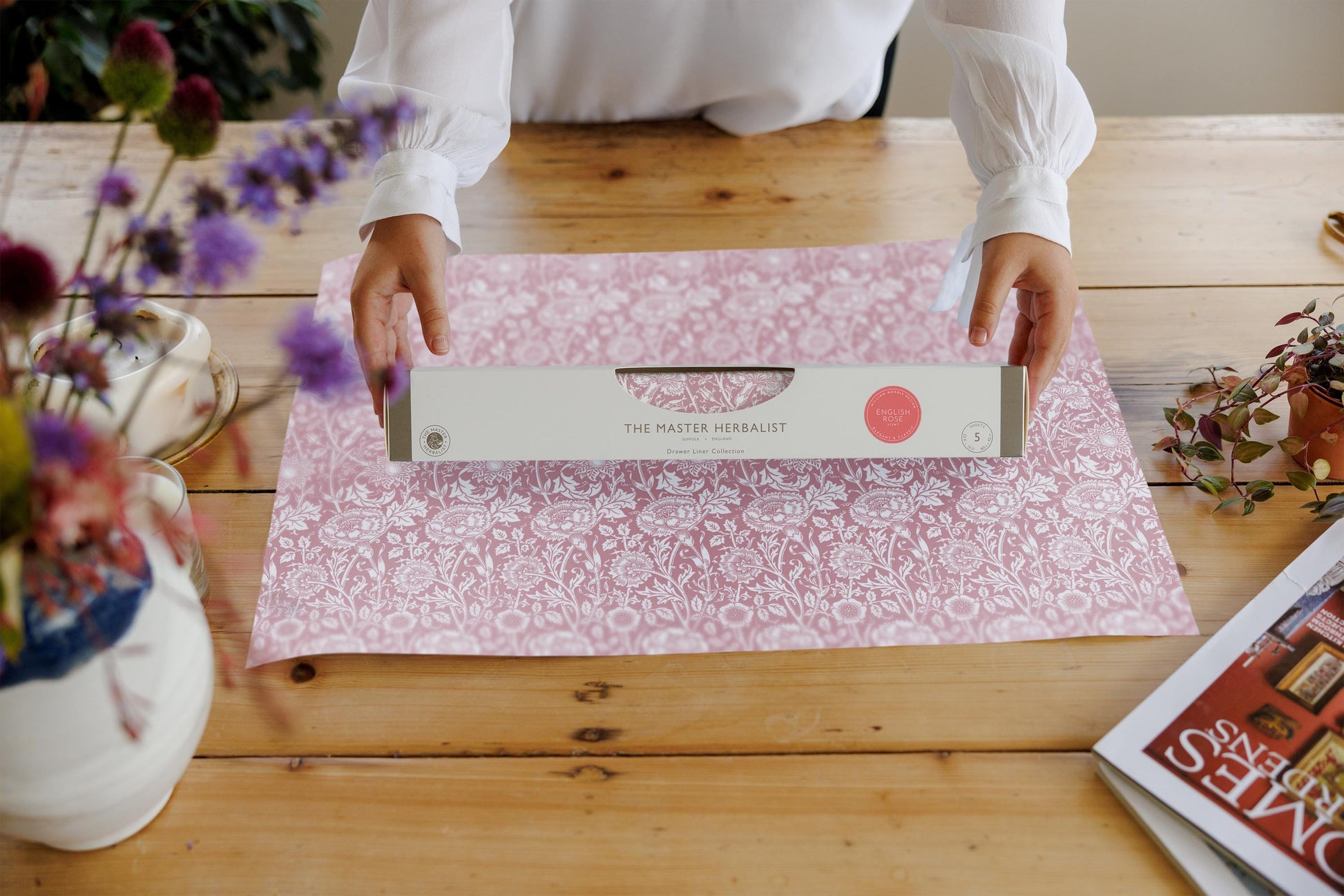 THE MASTER HERBALIST Scented Drawer Liners Rose ROSE SCENTED Drawer Liners in PINK William Morris Design